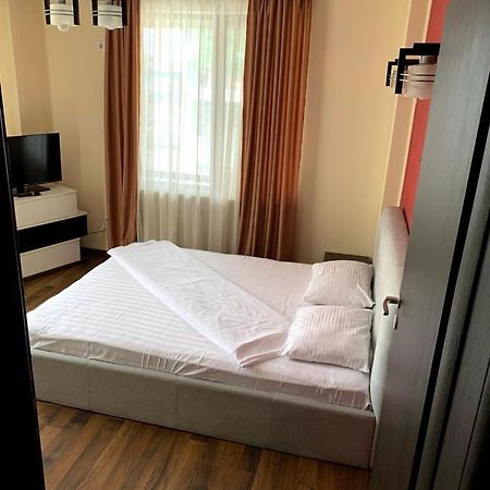 Arlequin Apartments Mamaia Exterior photo