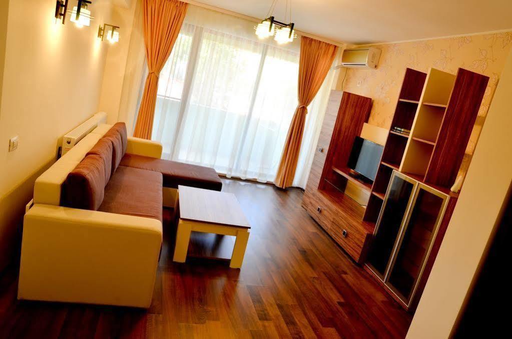 Arlequin Apartments Mamaia Exterior photo