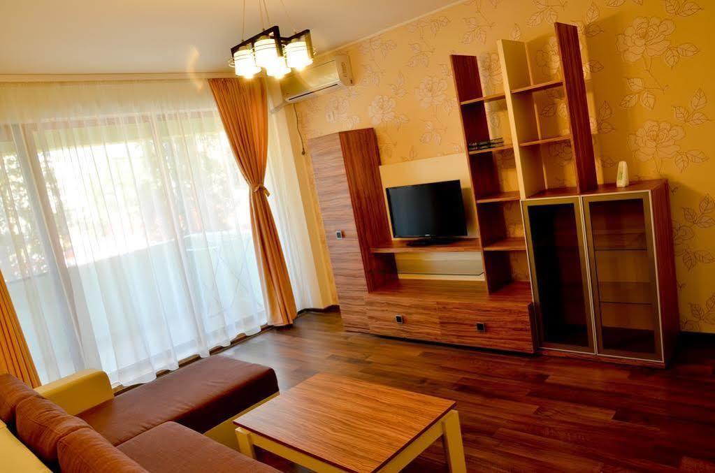 Arlequin Apartments Mamaia Exterior photo