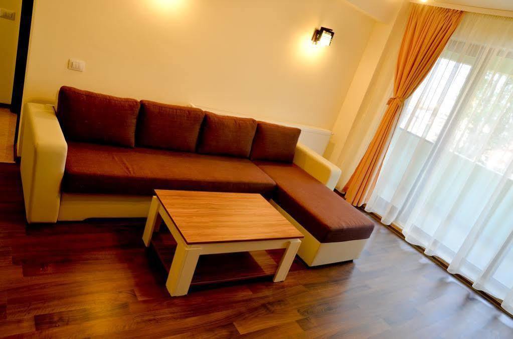Arlequin Apartments Mamaia Exterior photo