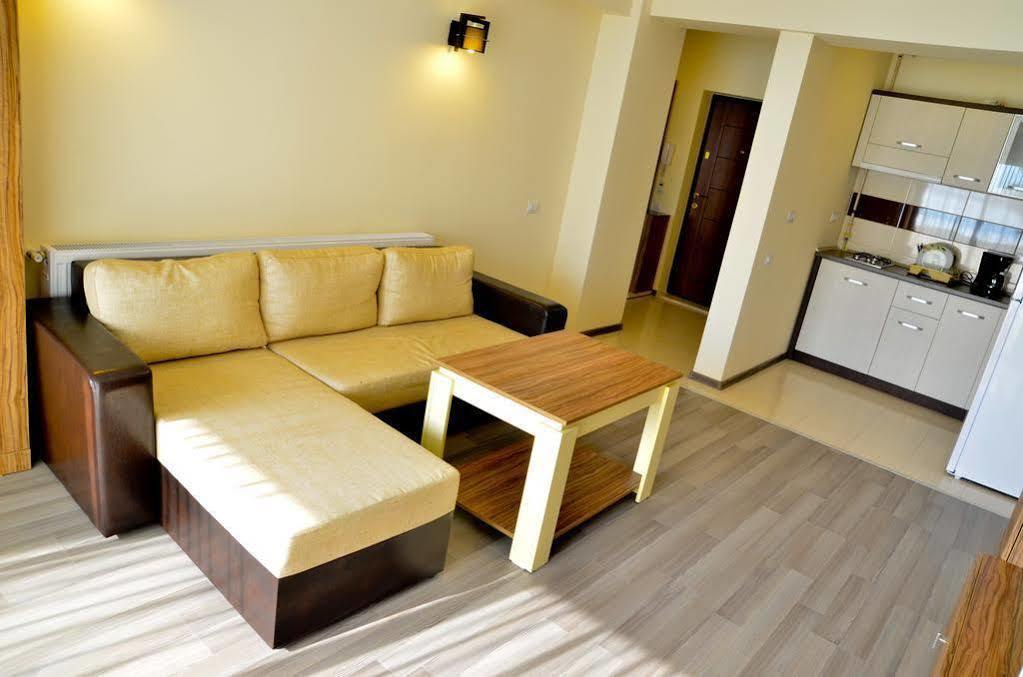 Arlequin Apartments Mamaia Exterior photo