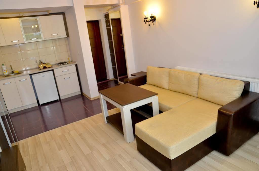 Arlequin Apartments Mamaia Exterior photo