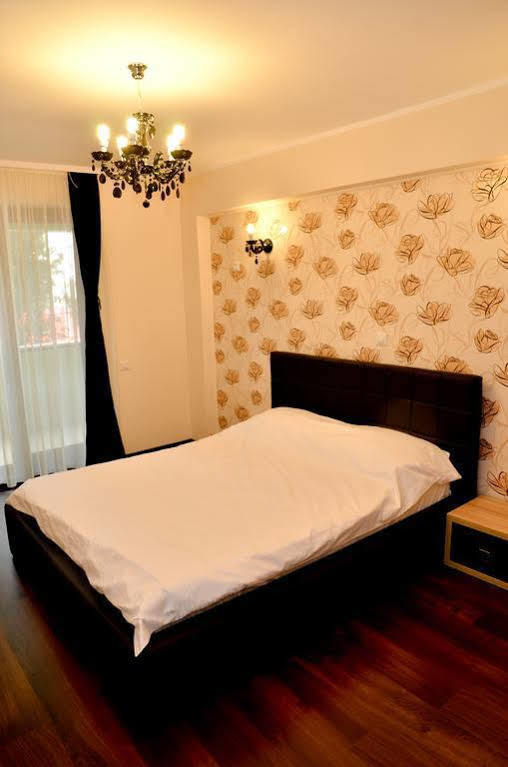 Arlequin Apartments Mamaia Exterior photo