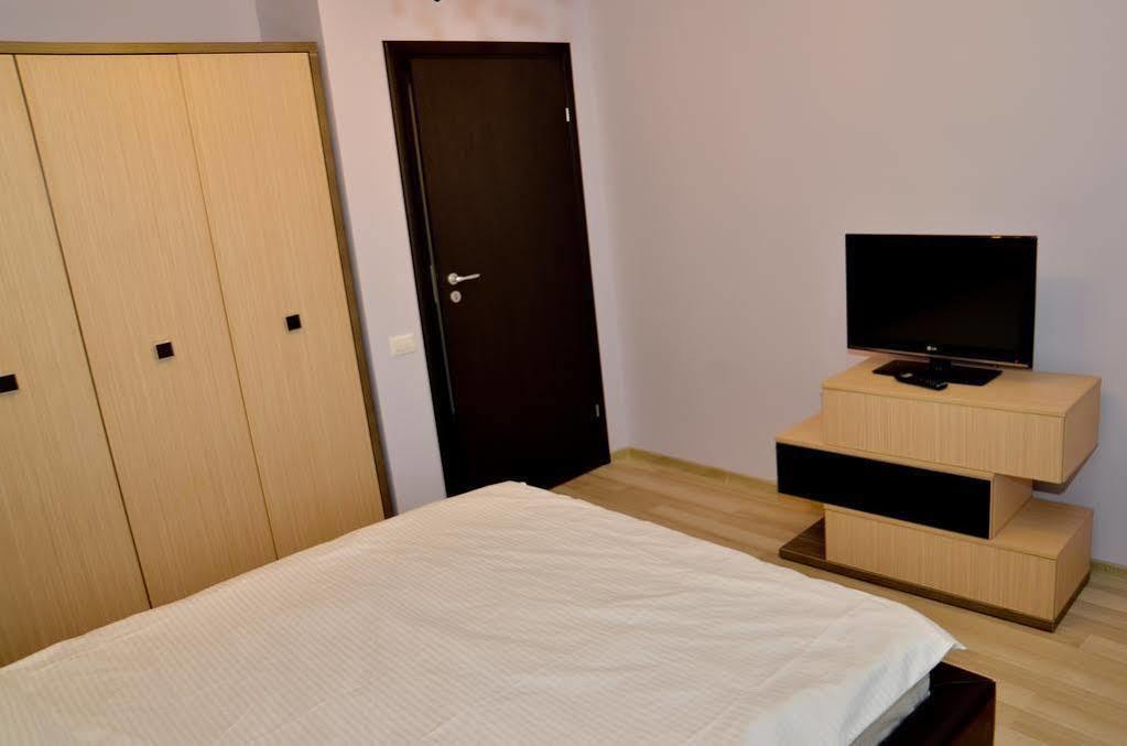 Arlequin Apartments Mamaia Exterior photo